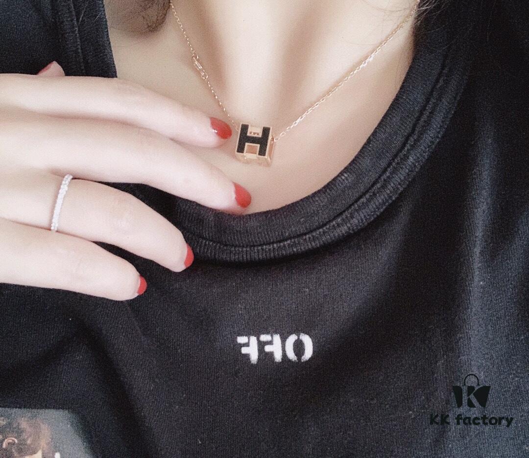 Hermès Cube Necklace, Incredibly Beautiful ✨ Instantly Adds Softness, Unique Textured 3D Cubes, Perfect Layering Piece for Spring and Summer, Features a Metal Side with Precision CNC Engraving, Offering Versatile Styling Effects When Flipped