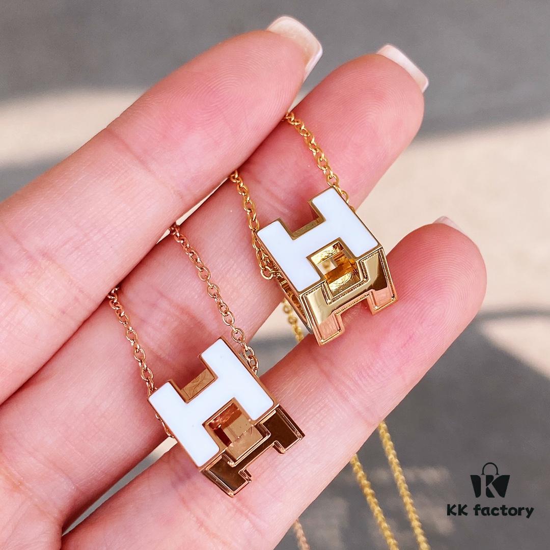 Hermès Cube Necklace, Incredibly Beautiful ✨ Instantly Adds Softness, Unique Textured 3D Cubes, Perfect Layering Piece for Spring and Summer, Features a Metal Side with Precision CNC Engraving, Offering Versatile Styling Effects When Flipped