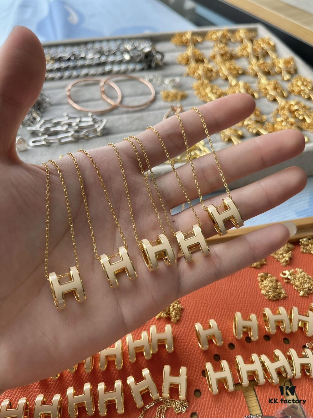 Hermès H Gold Oolong Tea Color Necklace