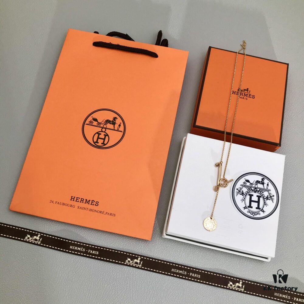 A Stylish, Versatile, and Unique Necklace from the Ex-Lidris Collection! Inspired by Bookmarks, This Retro-Elegant Design Combines Classic Fashion with a Distinctive Touch