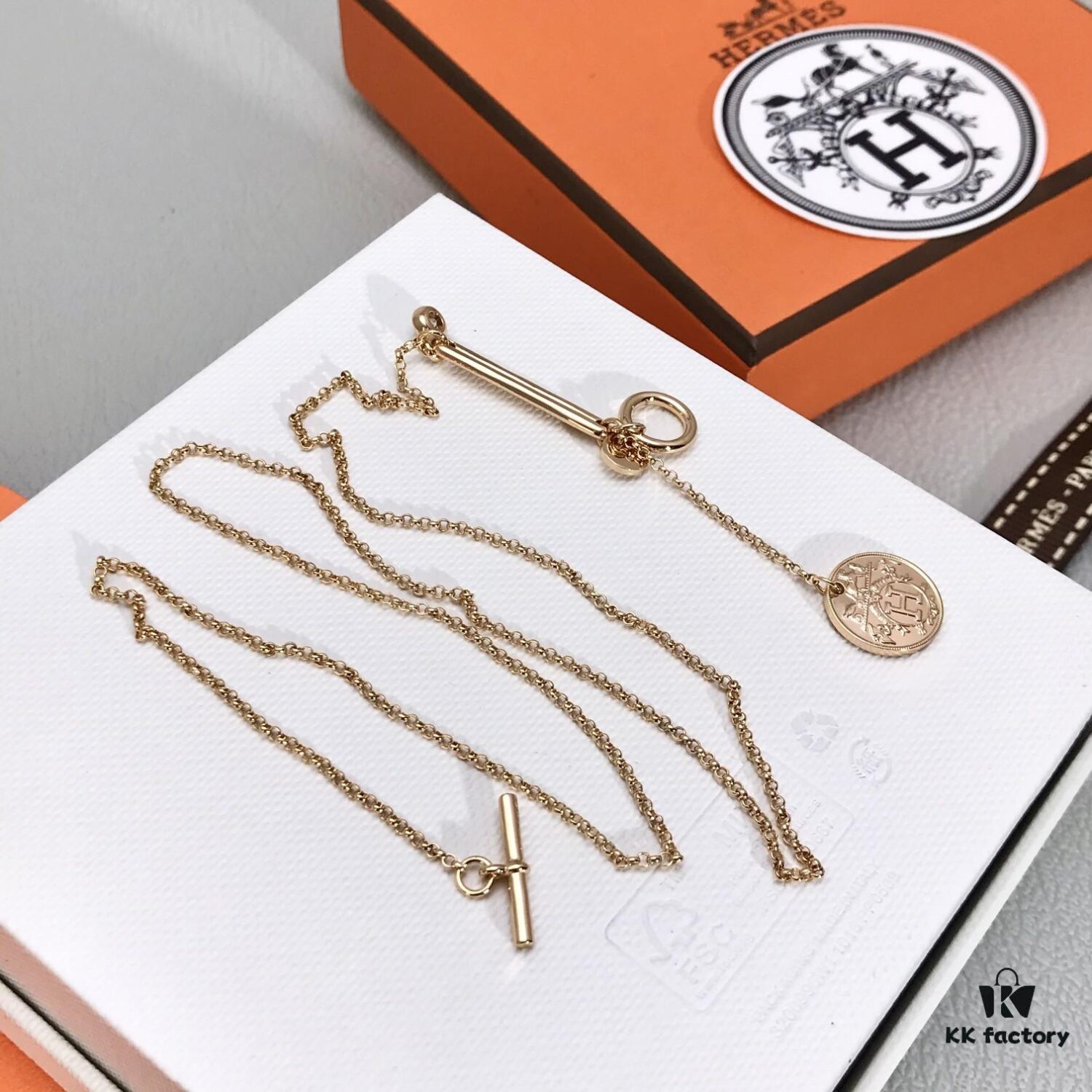 A Stylish, Versatile, and Unique Necklace from the Ex-Lidris Collection! Inspired by Bookmarks, This Retro-Elegant Design Combines Classic Fashion with a Distinctive Touch