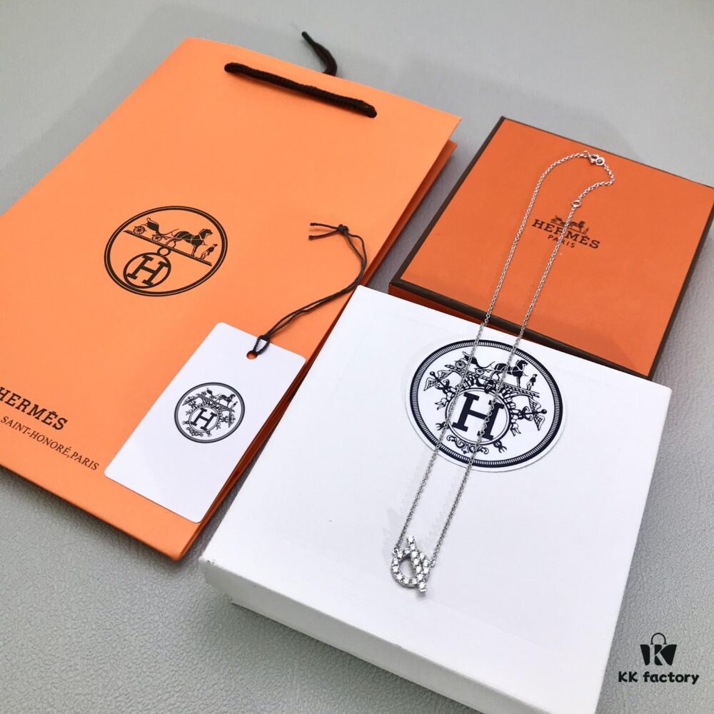 H Croisette Necklace - A Perfect Blend of Simplicity and Elegance