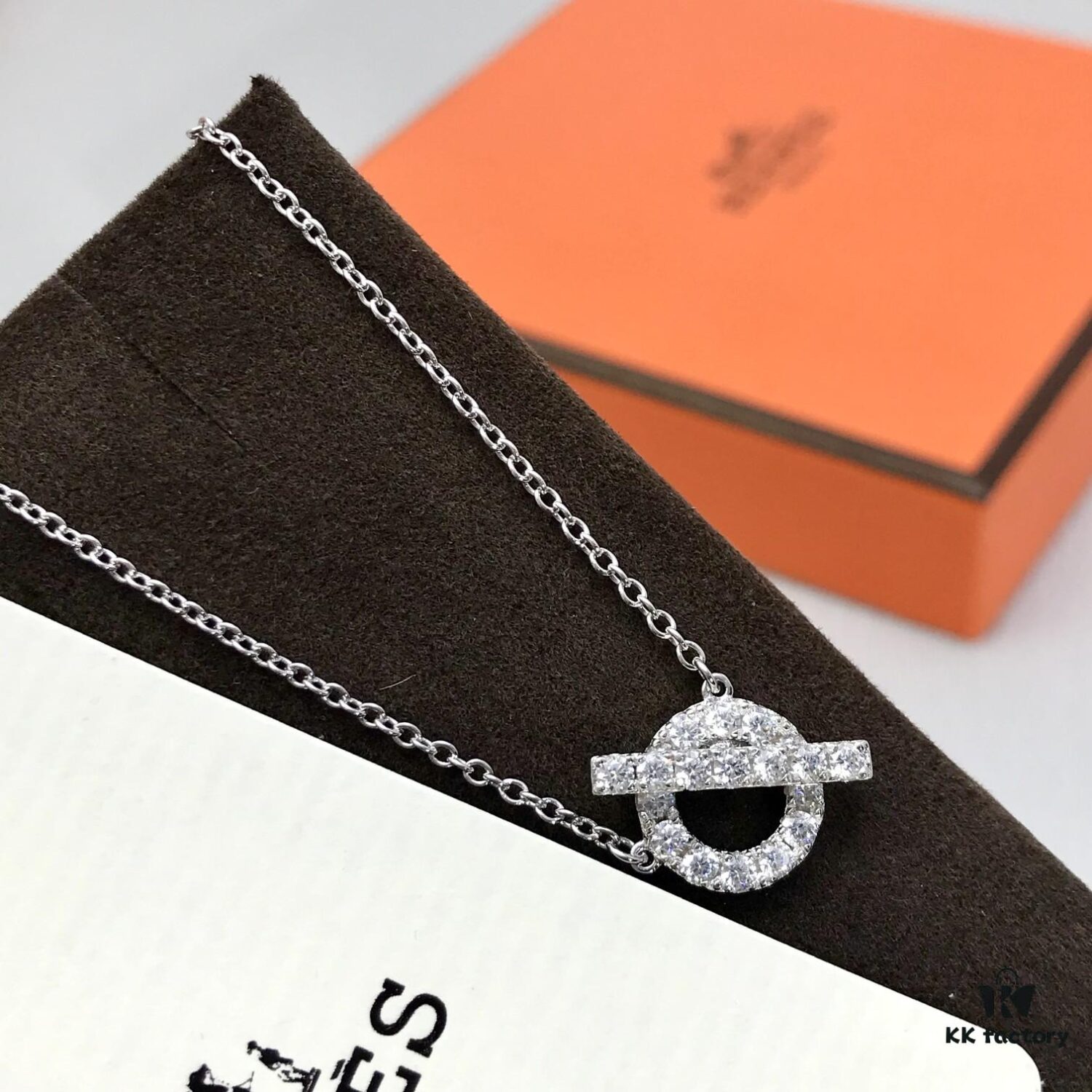 H Croisette Necklace - A Perfect Blend of Simplicity and Elegance