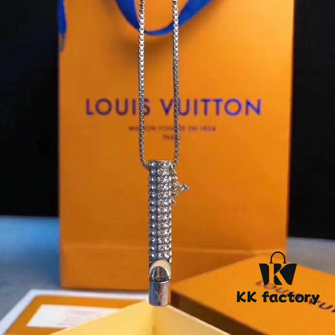 LV Crystal-Encrusted Whistle Necklace 💕 A Beautiful Accessory Perfect for Both Men and Women 💕 LV Truly Understands People's Desires 💕 This Necklace is Absolutely Breathtaking 💕 Highly Recommended, The Wearing Effect is Even Better Than You Imagine