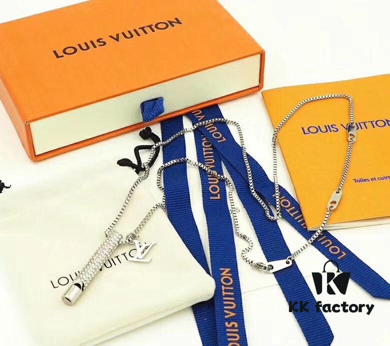 LV Crystal-Encrusted Whistle Necklace 💕 A Beautiful Accessory Perfect for Both Men and Women 💕 LV Truly Understands People's Desires 💕 This Necklace is Absolutely Breathtaking 💕 Highly Recommended, The Wearing Effect is Even Better Than You Imagine