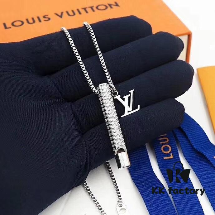 LV Crystal-Encrusted Whistle Necklace 💕 A Beautiful Accessory Perfect for Both Men and Women 💕 LV Truly Understands People's Desires 💕 This Necklace is Absolutely Breathtaking 💕 Highly Recommended, The Wearing Effect is Even Better Than You Imagine