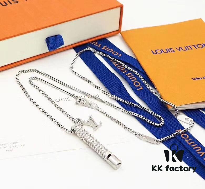 LV Crystal-Encrusted Whistle Necklace 💕 A Beautiful Accessory Perfect for Both Men and Women 💕 LV Truly Understands People's Desires 💕 This Necklace is Absolutely Breathtaking 💕 Highly Recommended, The Wearing Effect is Even Better Than You Imagine