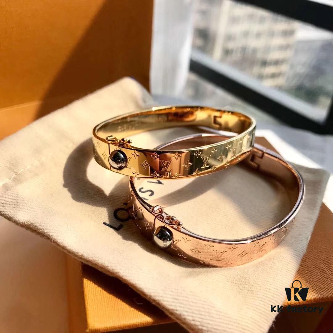 LV NANOGram Bracelet Exclusive LV Classic Monogram Wide Bracelet Simple and Elegant, Less Likely to Clash, Features Iconic Monogram Pattern, Easy to Match with Outfits, Made of Imported 316L Stainless Steel with Vacuum White Gold Plating, Available in Gold and Rose Gold, In Stock for Immediate Shipping, Comes with Full Packaging, Ideal Gift