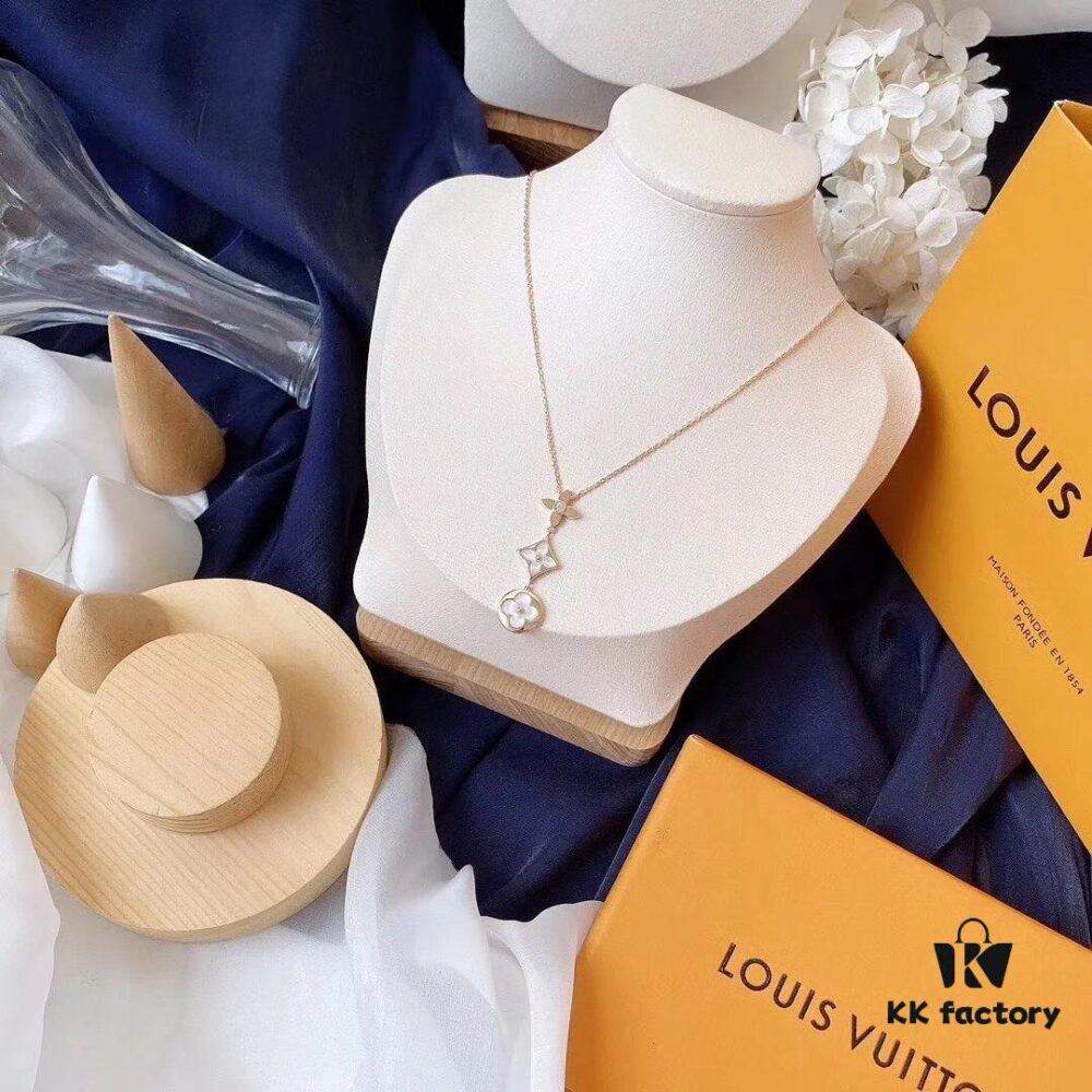 LV Three-Flower Four-Leaf Clover Necklace ✨ Sterling Silver with Thick Gold Plating, Upgraded Craftsmanship, Inlaid with Natural White Mother-of-Pearl, Transparent Jelly-Like Texture