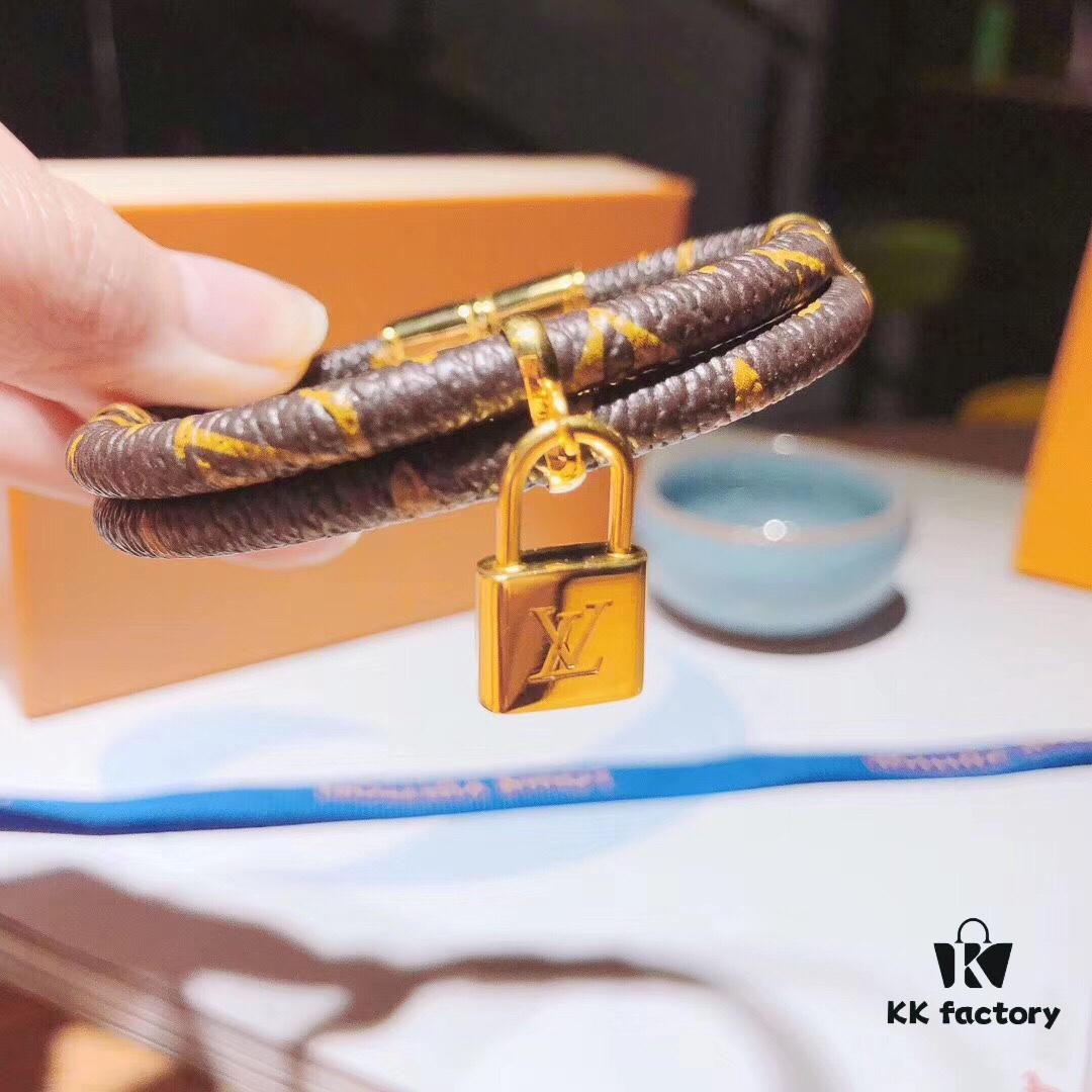 Fine Craftsmanship LV Double-Layer Monogram Leather Buckle Bracelet