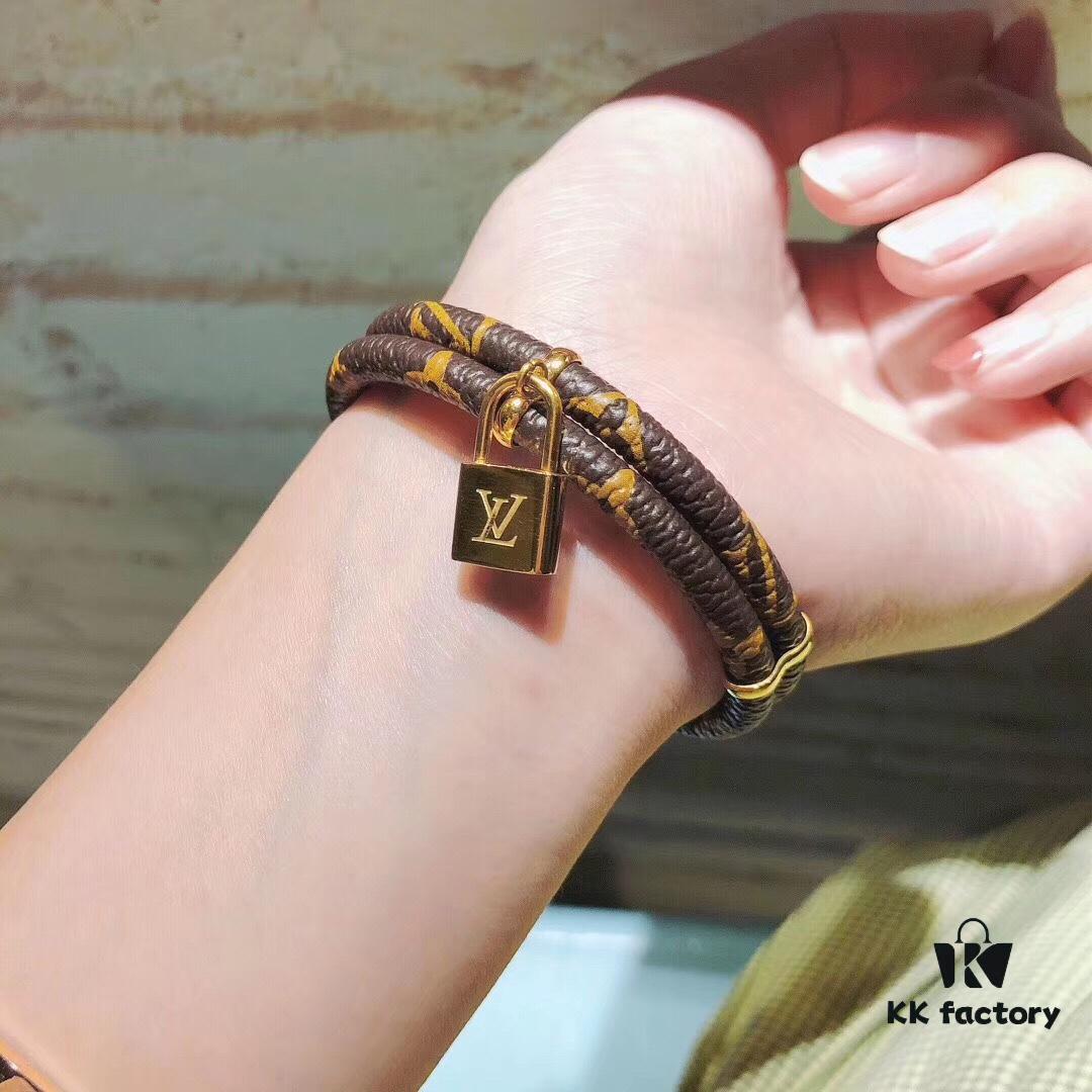 Fine Craftsmanship LV Double-Layer Monogram Leather Buckle Bracelet