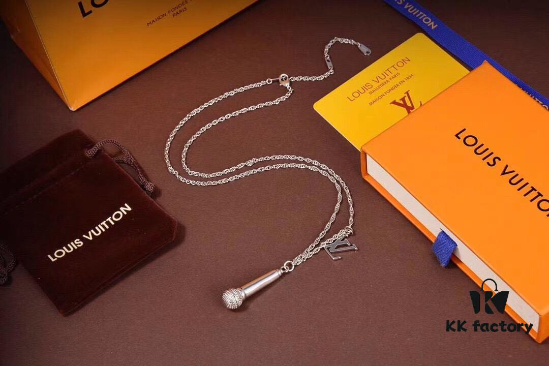 LV Microphone Necklace 🎤 Featuring the DJ-inspired design by former Men's Artistic Director Virgil Abloh, this pendant captures the essence of music culture with a finely etched microphone charm and delicately suspended LV initials on a sleek chain. Metal hardware, microphone-shaped pendant, LV letter detailing—perfect for gifting or personal wear!