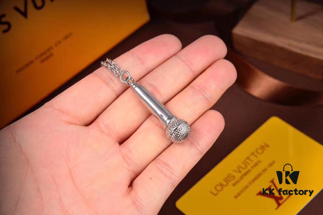 LV Microphone Necklace 🎤 Featuring the DJ-inspired design by former Men's Artistic Director Virgil Abloh, this pendant captures the essence of music culture with a finely etched microphone charm and delicately suspended LV initials on a sleek chain. Metal hardware, microphone-shaped pendant, LV letter detailing—perfect for gifting or personal wear!