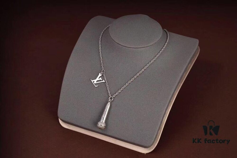 LV Microphone Necklace 🎤 Featuring the DJ-inspired design by former Men's Artistic Director Virgil Abloh, this pendant captures the essence of music culture with a finely etched microphone charm and delicately suspended LV initials on a sleek chain. Metal hardware, microphone-shaped pendant, LV letter detailing—perfect for gifting or personal wear!