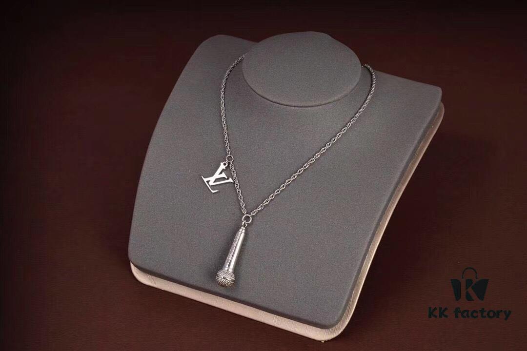 LV Microphone Necklace 🎤 Featuring the DJ-inspired design by former Men's Artistic Director Virgil Abloh, this pendant captures the essence of music culture with a finely etched microphone charm and delicately suspended LV initials on a sleek chain. Metal hardware, microphone-shaped pendant, LV letter detailing—perfect for gifting or personal wear!