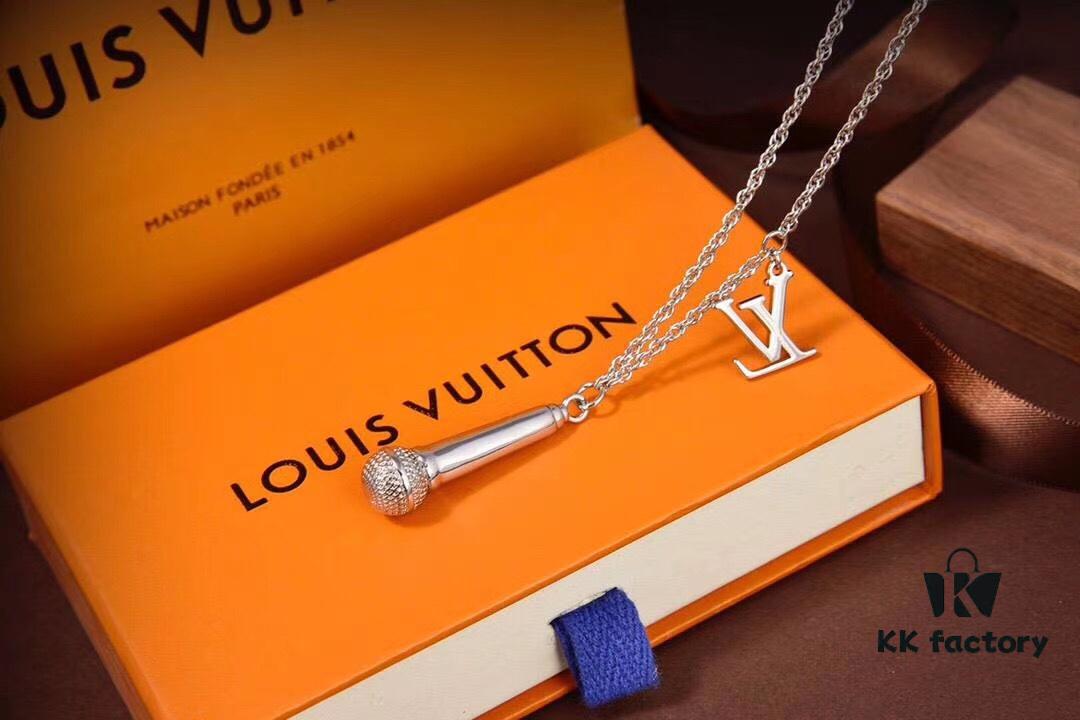 LV Microphone Necklace 🎤 Featuring the DJ-inspired design by former Men's Artistic Director Virgil Abloh, this pendant captures the essence of music culture with a finely etched microphone charm and delicately suspended LV initials on a sleek chain. Metal hardware, microphone-shaped pendant, LV letter detailing—perfect for gifting or personal wear!