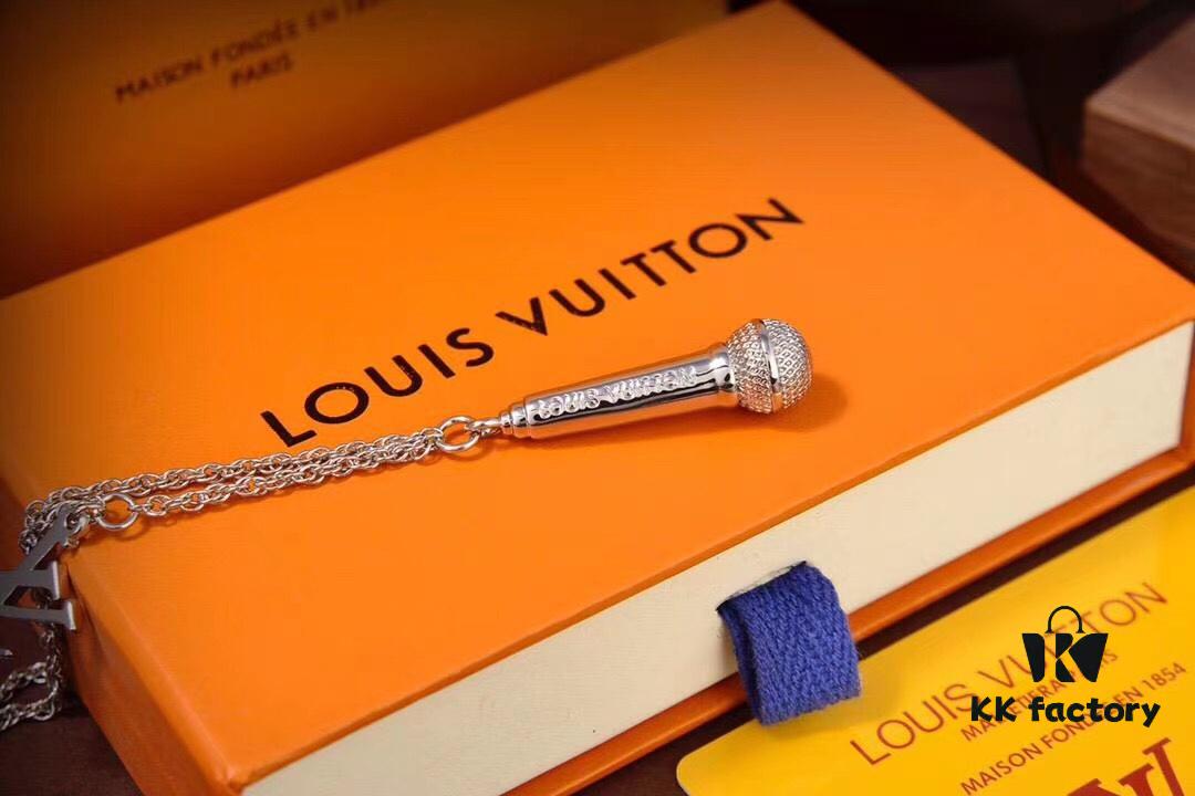 LV Microphone Necklace 🎤 Featuring the DJ-inspired design by former Men's Artistic Director Virgil Abloh, this pendant captures the essence of music culture with a finely etched microphone charm and delicately suspended LV initials on a sleek chain. Metal hardware, microphone-shaped pendant, LV letter detailing—perfect for gifting or personal wear!