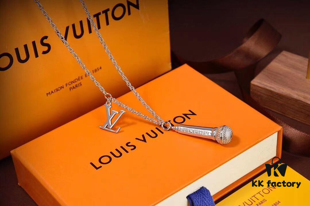 LV Microphone Necklace 🎤 Featuring the DJ-inspired design by former Men's Artistic Director Virgil Abloh, this pendant captures the essence of music culture with a finely etched microphone charm and delicately suspended LV initials on a sleek chain. Metal hardware, microphone-shaped pendant, LV letter detailing—perfect for gifting or personal wear!