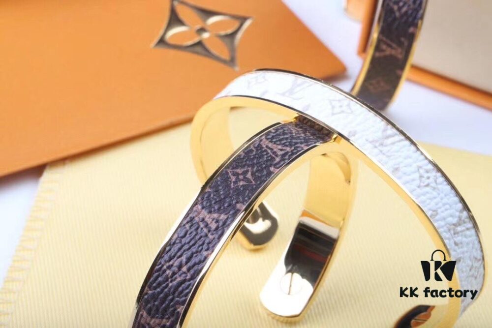 LV Louis Vuitton Monogram Bracelet, Original ZP Brass Material, Vacuum Plated, Hot Selling Item, Unique Design, Retro and Avant-Garde, Essential Accessory for Men and Women