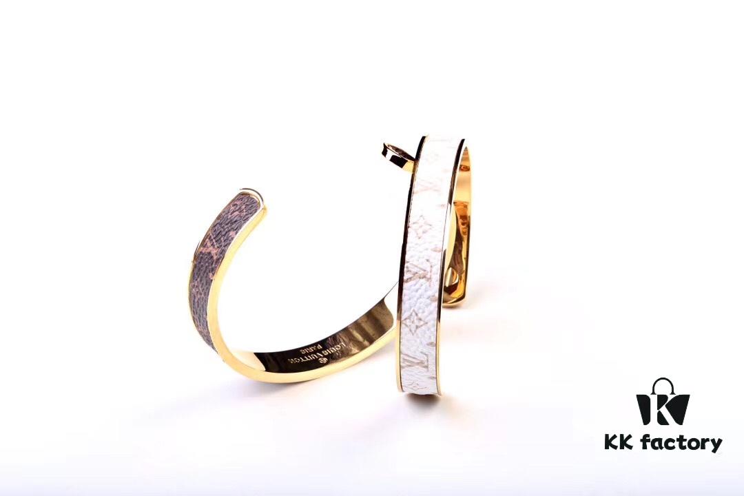 LV Louis Vuitton Monogram Bracelet, Original ZP Brass Material, Vacuum Plated, Hot Selling Item, Unique Design, Retro and Avant-Garde, Essential Accessory for Men and Women