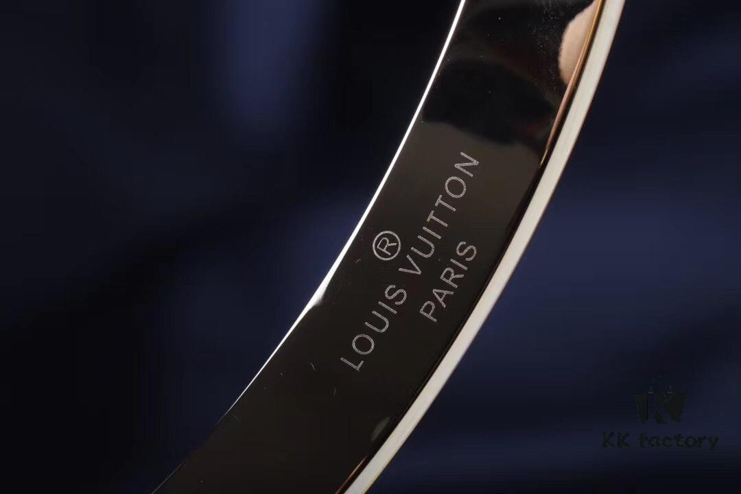 LV Louis Vuitton Monogram Bracelet, Original ZP Brass Material, Vacuum Plated, Hot Selling Item, Unique Design, Retro and Avant-Garde, Essential Accessory for Men and Women