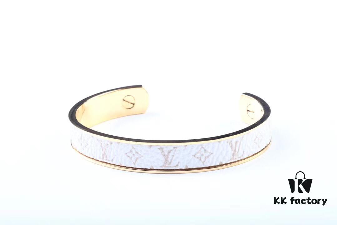 LV Louis Vuitton Monogram Bracelet, Original ZP Brass Material, Vacuum Plated, Hot Selling Item, Unique Design, Retro and Avant-Garde, Essential Accessory for Men and Women