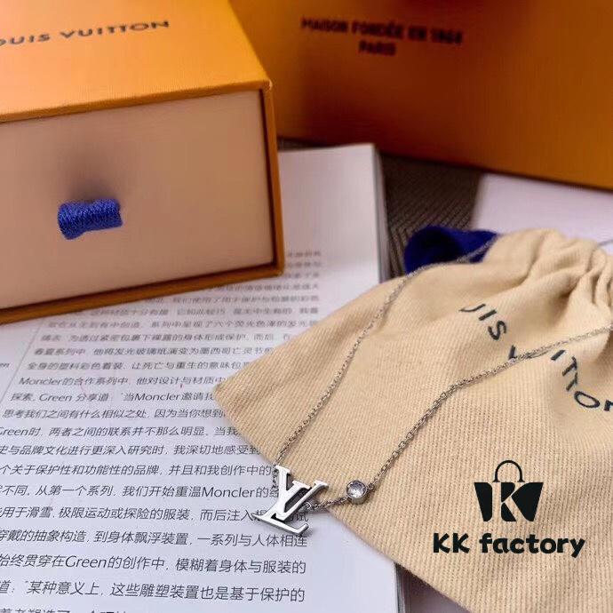 Exclusive Channel Item! Hot Sale! New Arrival LV Idylle Blossom Floral Minimalist LV Letter Silver Necklace