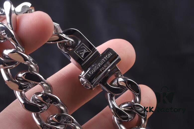 New Arrival Louis Vuitton LV20ss Cuban Chain Latest Iron Stone Buckle