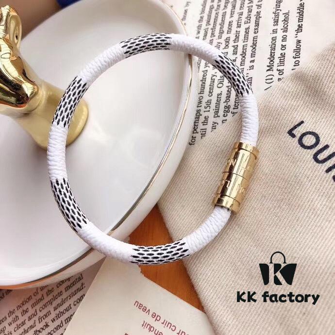 Edison Chen Endorsed 6-Color Genuine Leather LV Bracelet Unisex Versatile Style, Original Order Quality, Comes with Full Authentic LV Packaging, Louis Vuitton Checkered Leather Cuff, Brass Material Matching Retail Version, Magnetic Clasp, Unique Design, Retro and Avant-Garde, Must-Have for Trendy Men and Women