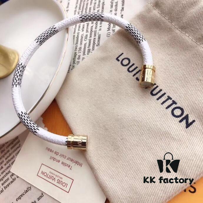 Edison Chen Endorsed 6-Color Genuine Leather LV Bracelet Unisex Versatile Style, Original Order Quality, Comes with Full Authentic LV Packaging, Louis Vuitton Checkered Leather Cuff, Brass Material Matching Retail Version, Magnetic Clasp, Unique Design, Retro and Avant-Garde, Must-Have for Trendy Men and Women
