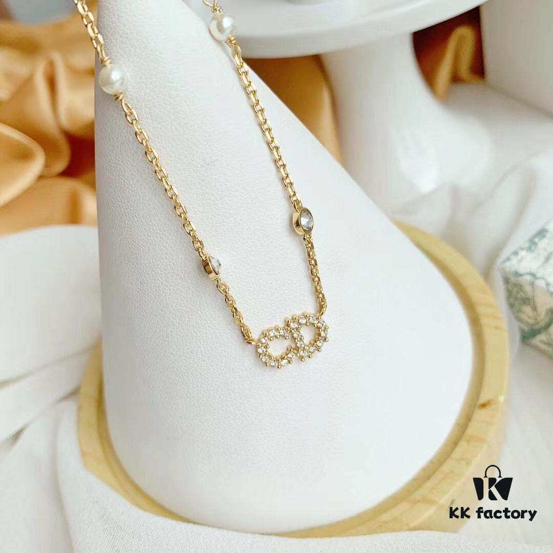 Exquisitely Beautiful Rhinestone CD Necklace – Classic, Simple and Fresh Design from the CD Series, Perfect for the Current Season