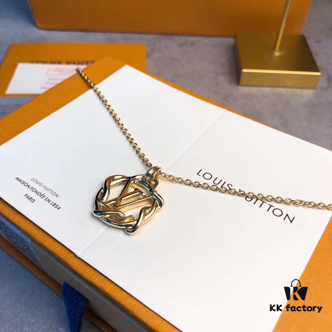 LV Circle Pendant Suspends Gracefully Within Interwoven Lines of the Exquisitely Crafted Metal Chain, Infusing the Garden Louise Long Necklace with Artistic Elegance