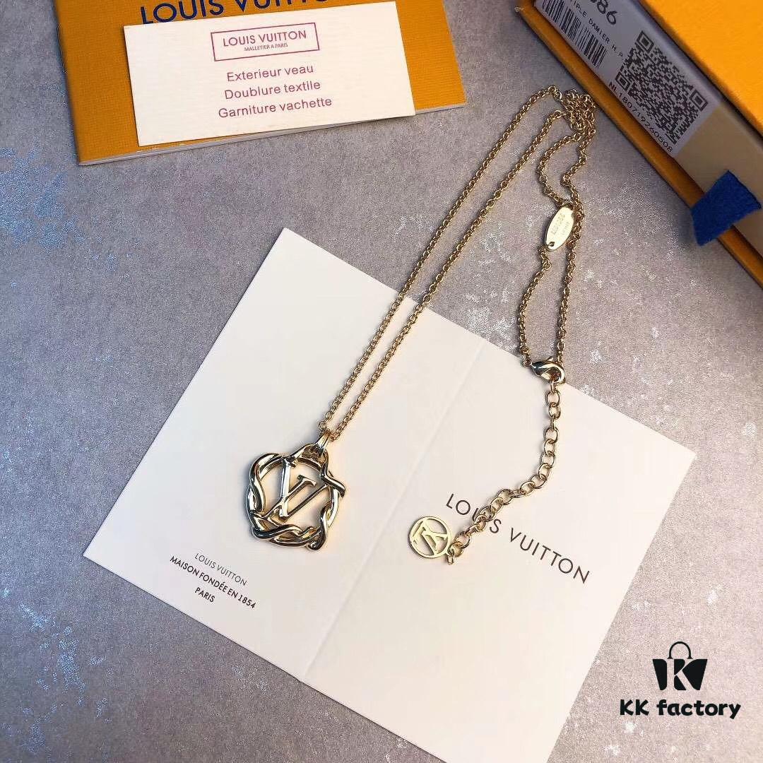 LV Circle Pendant Suspends Gracefully Within Interwoven Lines of the Exquisitely Crafted Metal Chain, Infusing the Garden Louise Long Necklace with Artistic Elegance