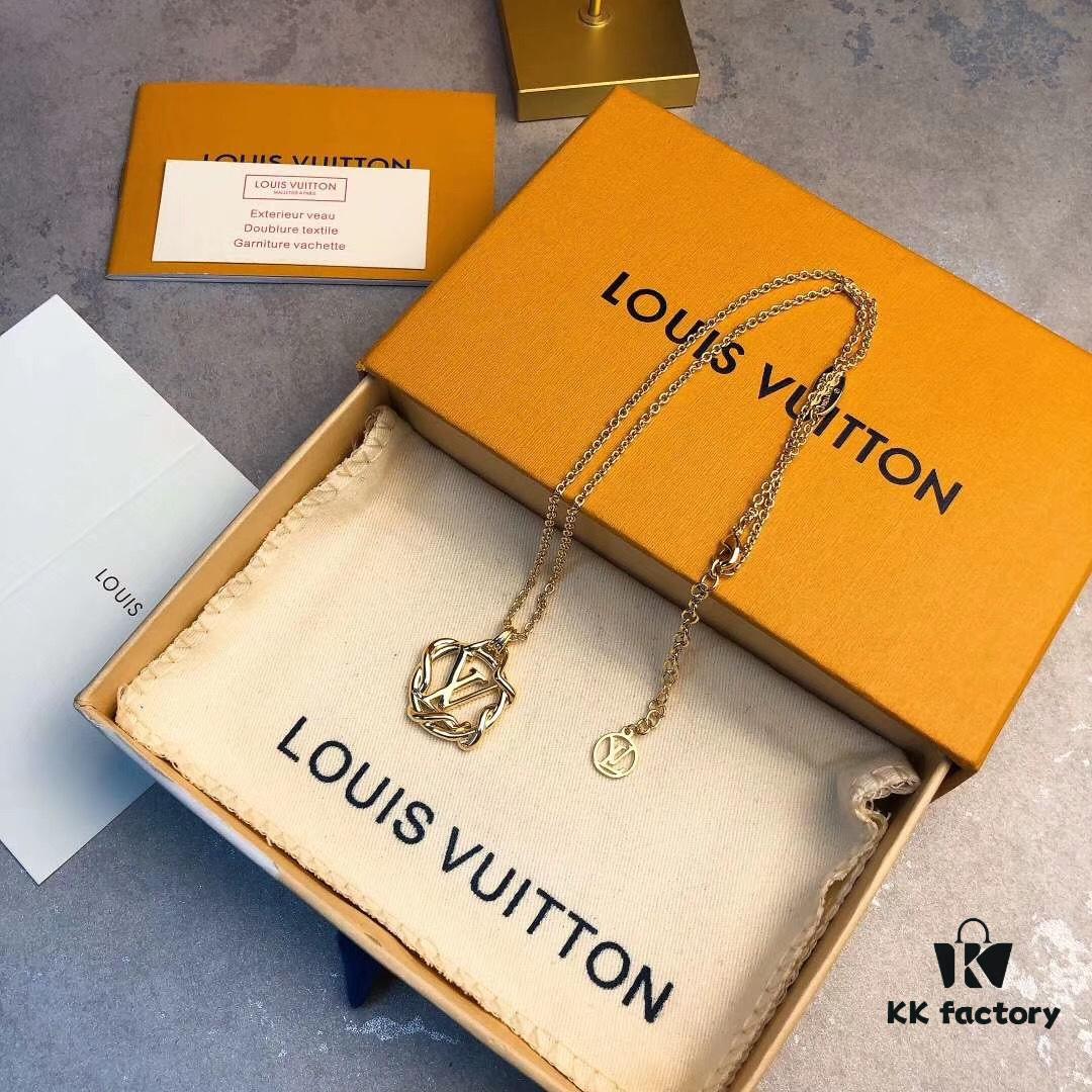 LV Circle Pendant Suspends Gracefully Within Interwoven Lines of the Exquisitely Crafted Metal Chain, Infusing the Garden Louise Long Necklace with Artistic Elegance