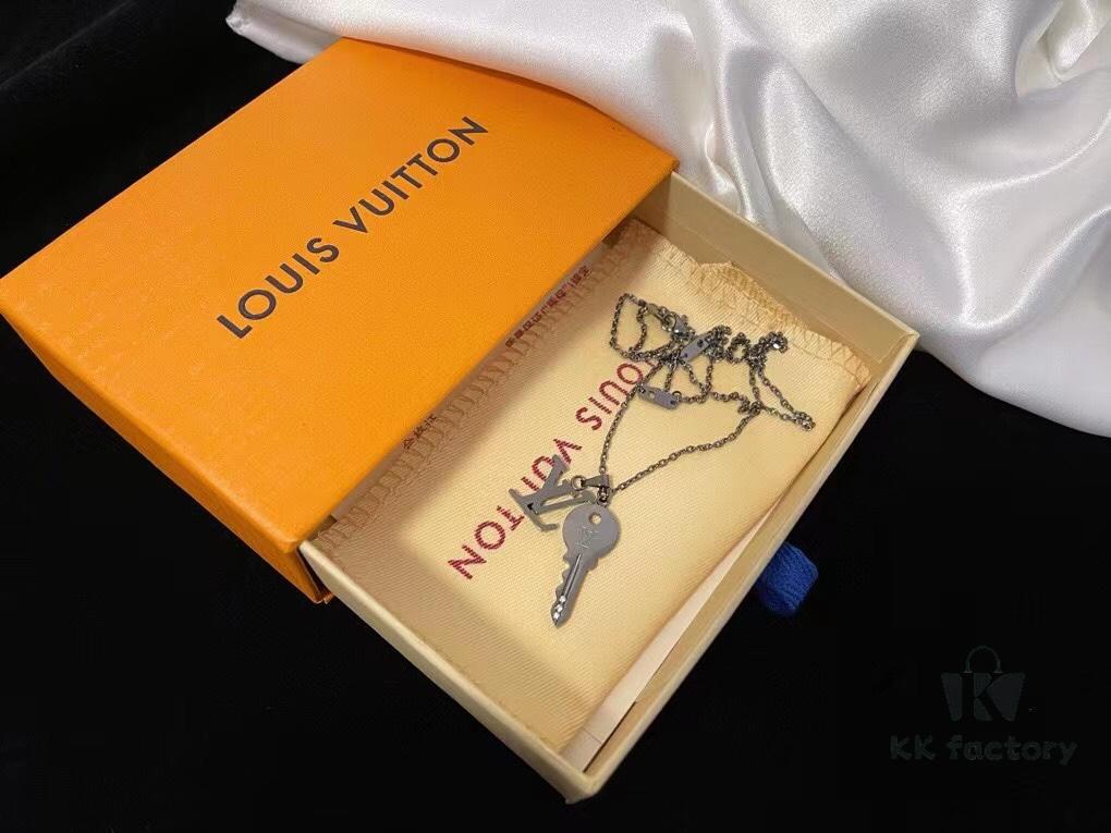 LV Necklace New Arrival 😍 This new L&V Letter Necklace features a key pendant, evoking the brand's long-standing trunk-making heritage and its legendary indestructible locks. In addition to the pendant, the necklace includes an L&V letter charm, both suspended from an elegant chain. The key blade is set with three sparkling diamonds, adding a brilliant and dazzling allure.