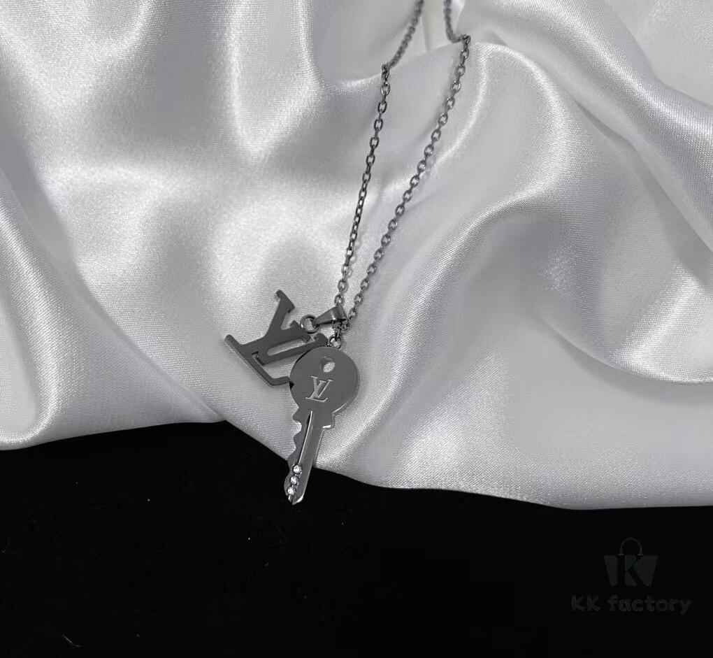LV Necklace New Arrival 😍 This new L&V Letter Necklace features a key pendant, evoking the brand's long-standing trunk-making heritage and its legendary indestructible locks. In addition to the pendant, the necklace includes an L&V letter charm, both suspended from an elegant chain. The key blade is set with three sparkling diamonds, adding a brilliant and dazzling allure.
