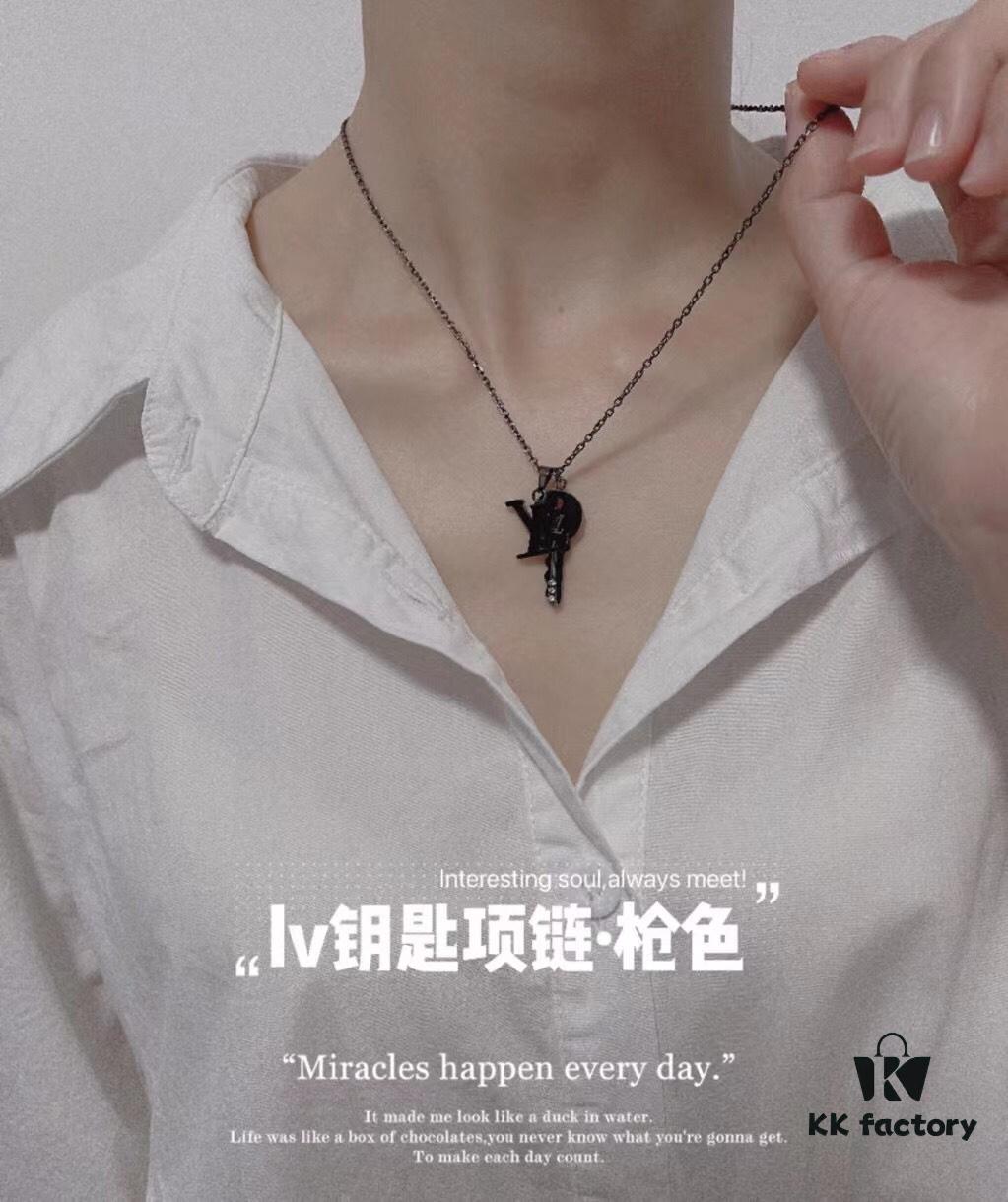 LV Necklace New Arrival 😍 This new L&V Letter Necklace features a key pendant, evoking the brand's long-standing trunk-making heritage and its legendary indestructible locks. In addition to the pendant, the necklace includes an L&V letter charm, both suspended from an elegant chain. The key blade is set with three sparkling diamonds, adding a brilliant and dazzling allure.