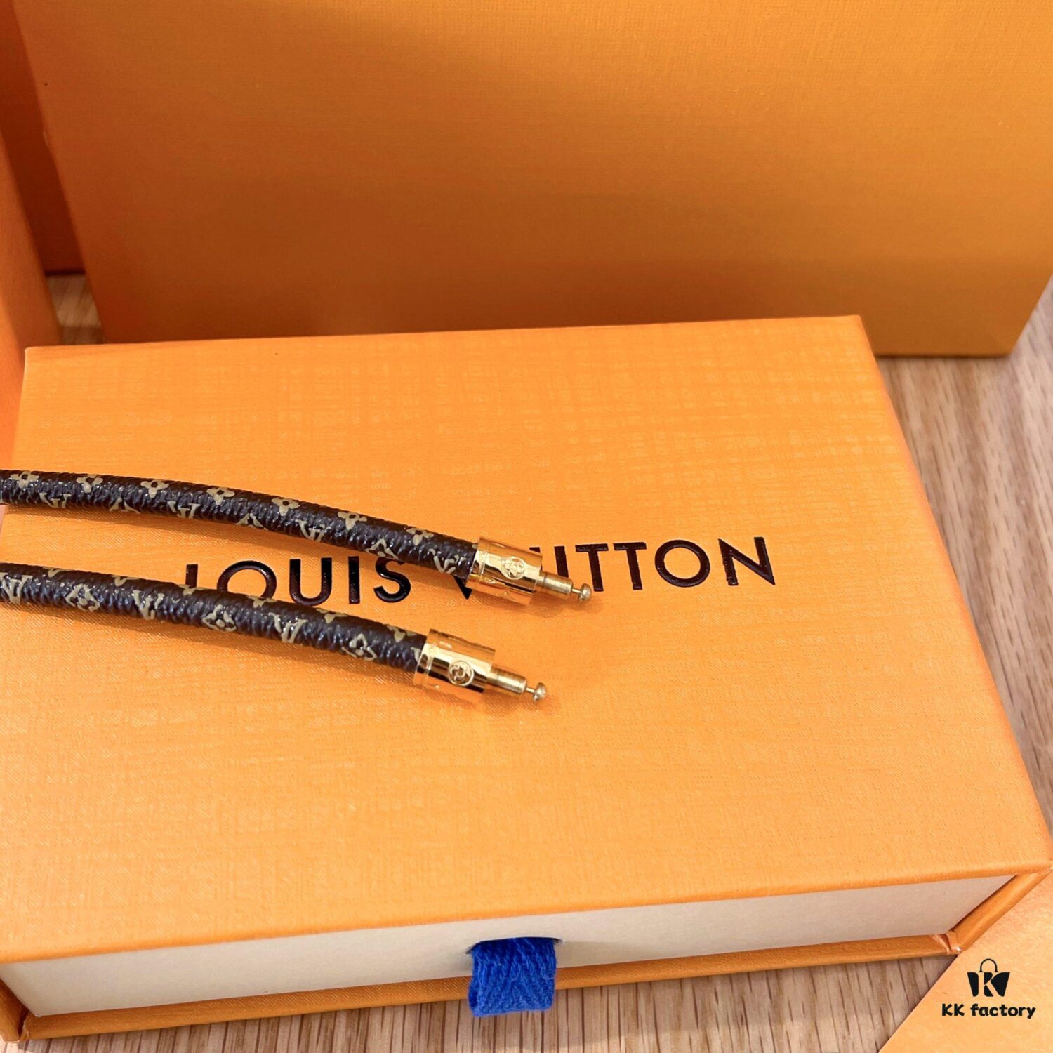 Louis Vuitton CONFIDENTIAL Unisex Monogram Long Buckle Leather Rope Bracelet (High-End Proxy Version, Comparable to Authentic)