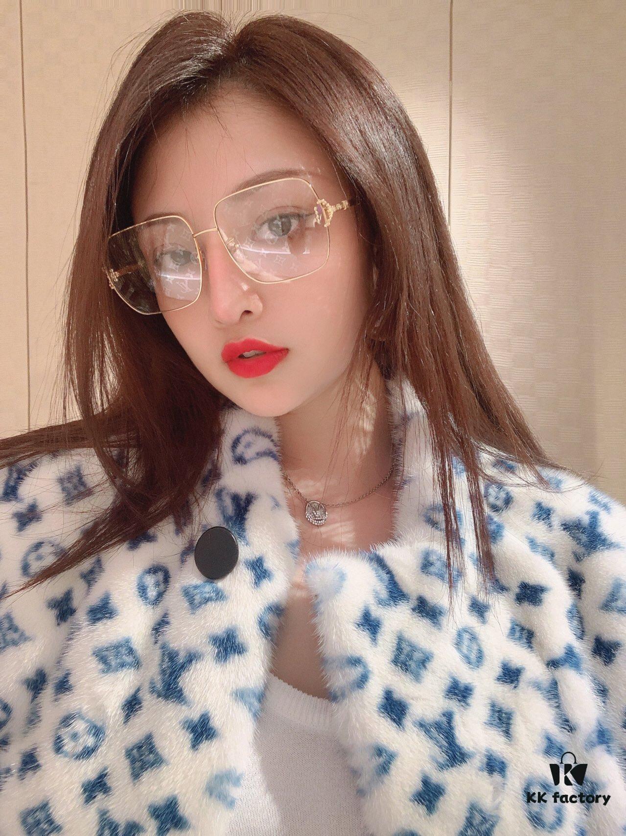 Lvjia Newest Necklace - ZP Brass with Swarovski Crystal, Stylish and Versatile