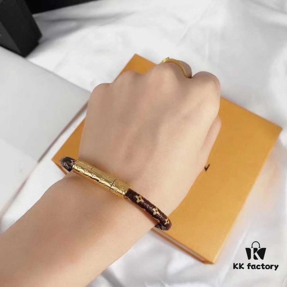 LV New Plaid Leather Bracelet in Gold, Exuding Elegance with Unique Design, Bestseller Matching Buckle Strap, Ideal for Couples