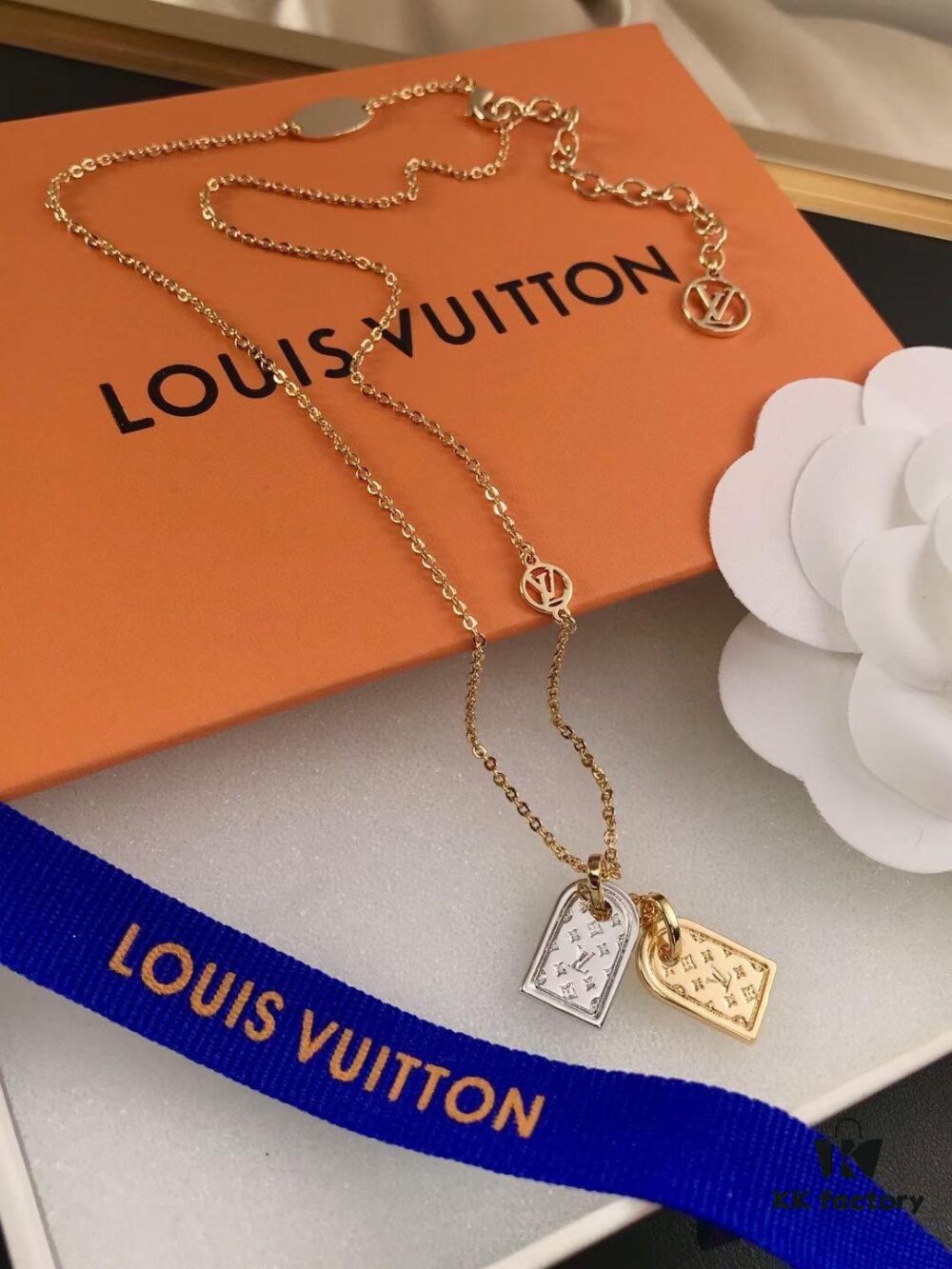 LV Nanogram Pendant Necklace, Recommended by Influencers! Two-Tone Mini Pendant with Beaded Chain, Featuring LV Logo and Monogram Pattern, Asymmetric Layered Design, Elegant and Stylish, Reversible Wear, Perfect as a Necklace or Collarbone Chain, Ideal for Layering