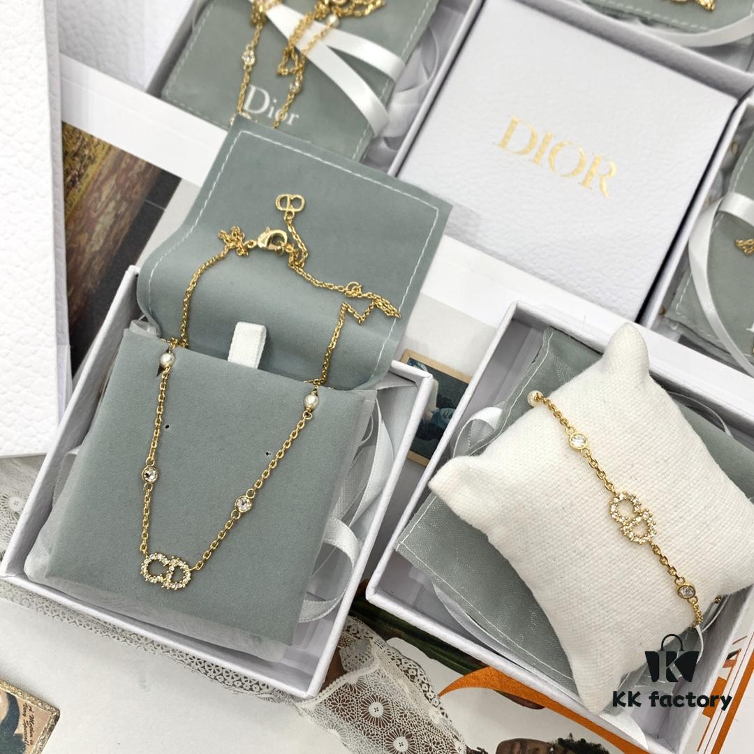 Dlor CD Necklace and Bracelet – Oh my gosh, this is literally the fairy herself! So incredibly beautiful with an ethereal charm when worn. Adorned entirely with Swarovski Silver Shadow crystals, the color is not white diamond; our craftsmanship truly follows the ZP style. Every detail is exquisite—dear fairies, take your time to appreciate and compare, and you'll realize how amazing Mumu's collection is. Try to spot the differences—it’s just that ZP looks a bit older 😂😂 We’re seriously saving you so much money [clever][clever]