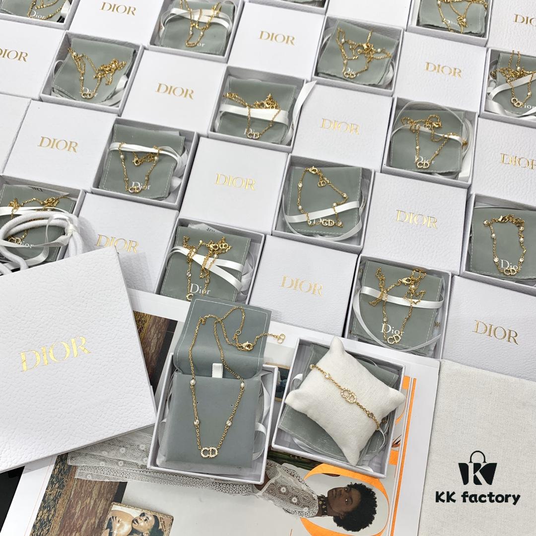 Dlor CD Necklace and Bracelet – Oh my gosh, this is literally the fairy herself! So incredibly beautiful with an ethereal charm when worn. Adorned entirely with Swarovski Silver Shadow crystals, the color is not white diamond; our craftsmanship truly follows the ZP style. Every detail is exquisite—dear fairies, take your time to appreciate and compare, and you'll realize how amazing Mumu's collection is. Try to spot the differences—it’s just that ZP looks a bit older 😂😂 We’re seriously saving you so much money [clever][clever]