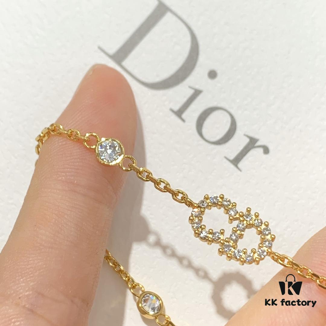 Dlor CD Necklace and Bracelet – Oh my gosh, this is literally the fairy herself! So incredibly beautiful with an ethereal charm when worn. Adorned entirely with Swarovski Silver Shadow crystals, the color is not white diamond; our craftsmanship truly follows the ZP style. Every detail is exquisite—dear fairies, take your time to appreciate and compare, and you'll realize how amazing Mumu's collection is. Try to spot the differences—it’s just that ZP looks a bit older 😂😂 We’re seriously saving you so much money [clever][clever]