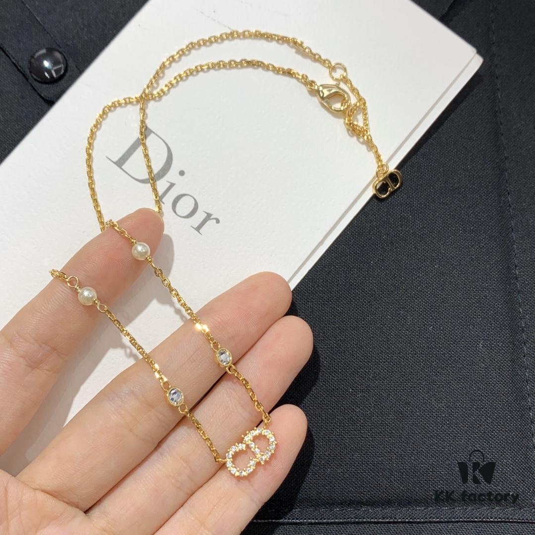 Dlor CD Necklace and Bracelet – Oh my gosh, this is literally the fairy herself! So incredibly beautiful with an ethereal charm when worn. Adorned entirely with Swarovski Silver Shadow crystals, the color is not white diamond; our craftsmanship truly follows the ZP style. Every detail is exquisite—dear fairies, take your time to appreciate and compare, and you'll realize how amazing Mumu's collection is. Try to spot the differences—it’s just that ZP looks a bit older 😂😂 We’re seriously saving you so much money [clever][clever]