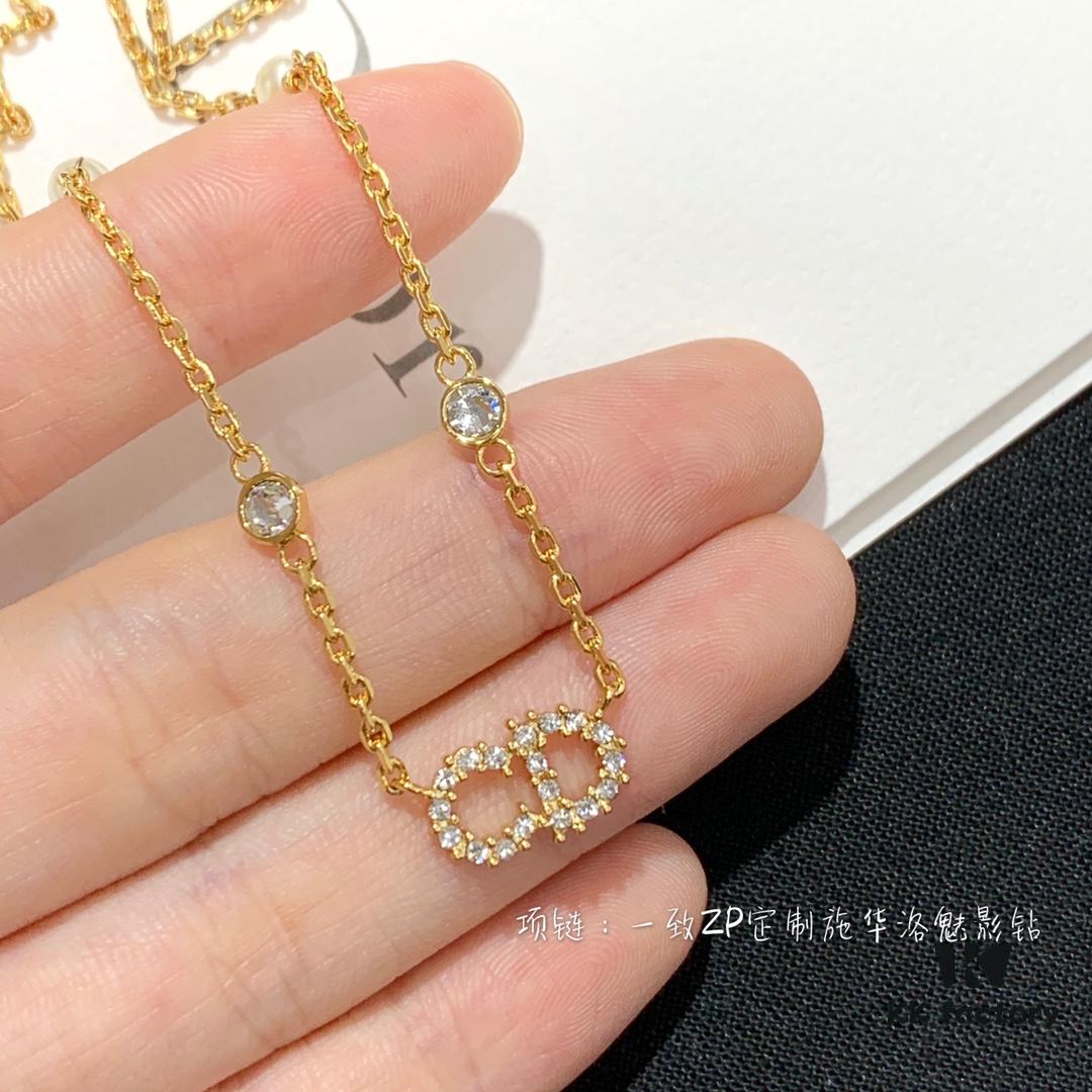 Dlor CD Necklace and Bracelet – Oh my gosh, this is literally the fairy herself! So incredibly beautiful with an ethereal charm when worn. Adorned entirely with Swarovski Silver Shadow crystals, the color is not white diamond; our craftsmanship truly follows the ZP style. Every detail is exquisite—dear fairies, take your time to appreciate and compare, and you'll realize how amazing Mumu's collection is. Try to spot the differences—it’s just that ZP looks a bit older 😂😂 We’re seriously saving you so much money [clever][clever]