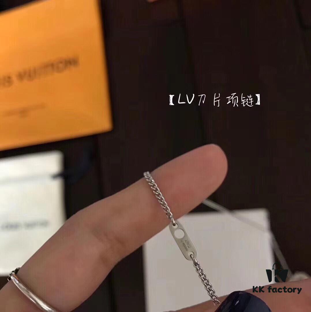 Exclusive In-Stock! New LV-Style Engraved Pendant Necklace – Fashionable Unisex Chain, Adjustable Length, 'Key of Love' Design, Couples' Jewelry with Full Gift Packaging