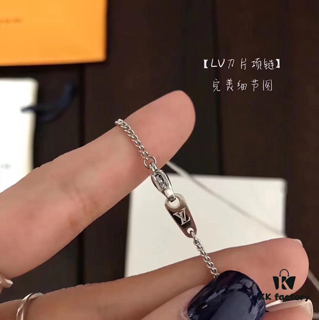 Exclusive In-Stock! New LV-Style Engraved Pendant Necklace – Fashionable Unisex Chain, Adjustable Length, 'Key of Love' Design, Couples' Jewelry with Full Gift Packaging