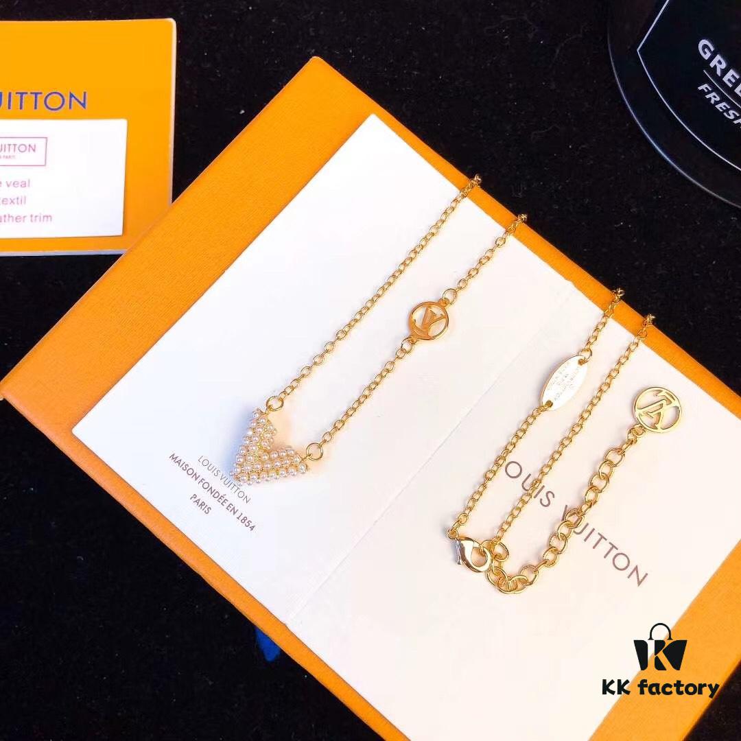 LV Pearl Necklace Counter Exclusive, Limited Edition, Heavy Gold Plating, Elegant and Sophisticated, Versatile Design