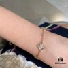 Four-flower bracelet, a fairy-like jewelry piece that's beautiful worn alone and doesn't require layering—economical and elegant!